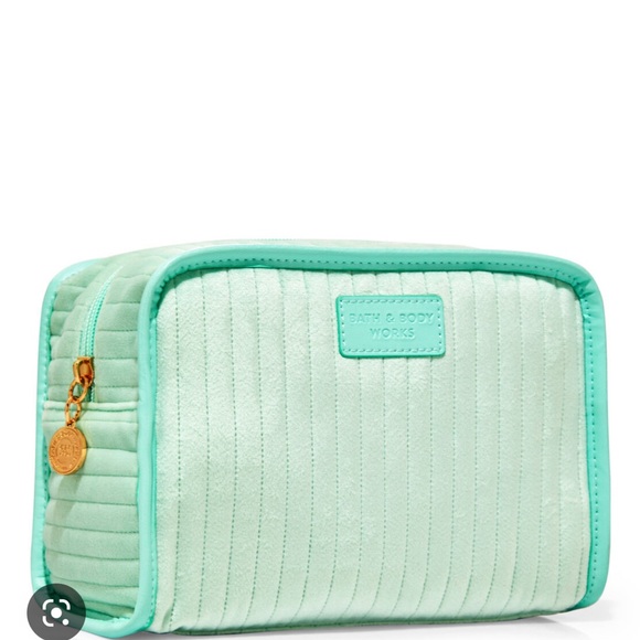 BNWT- Bath and Body Works Green Pouch - Picture 1 of 1